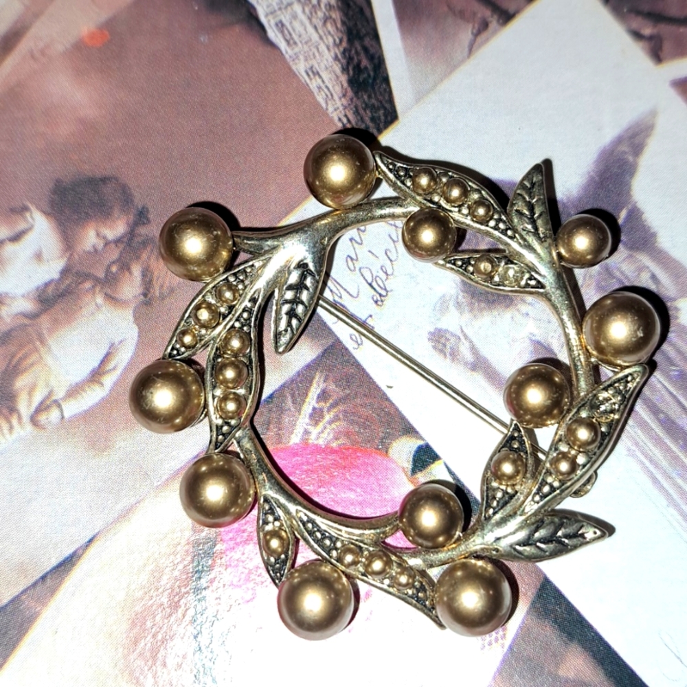 Monet pin